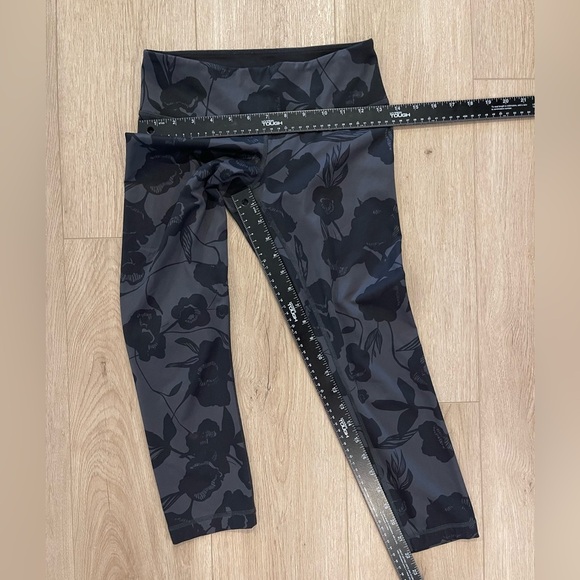 Lululemon Wunder Under Crop II Full-On Luxtreme Black Floral - Size 4 - Picture 6 of 6